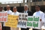 UNP hierarchy protesting outside Parliament complex. Pic by Indika Handuwala