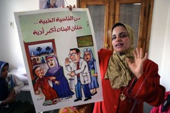 Mona Omar, a social worker, holds an FGM-awareness poster at a village meeting. Image: Giacomo Pirozzi/UNICEF